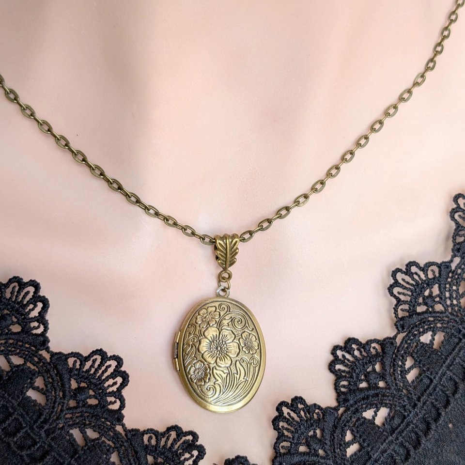 Floral Embossed Oval Locket Necklace: Vintage Style Keepsake Jewelry