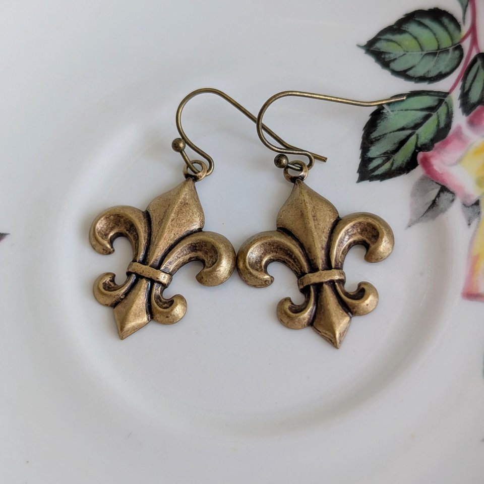 Fleur de Lis Earrings in Antiqued Brass, Vintage Style Jewelry