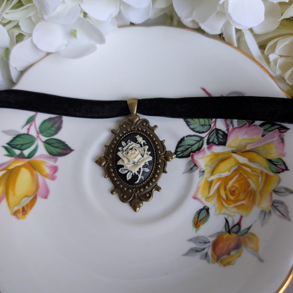 Ivory on Black Rose Cameo Choker Necklace – Gothic Velvet Ribbon Choker with Vintage Style Pendant