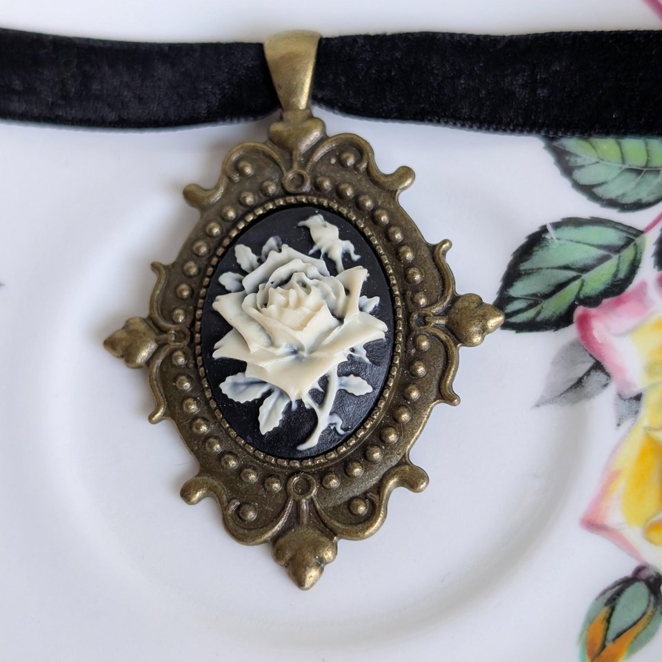 Ivory on Black Rose Cameo Choker Necklace – Gothic Velvet Ribbon Choker with Vintage Style Pendant