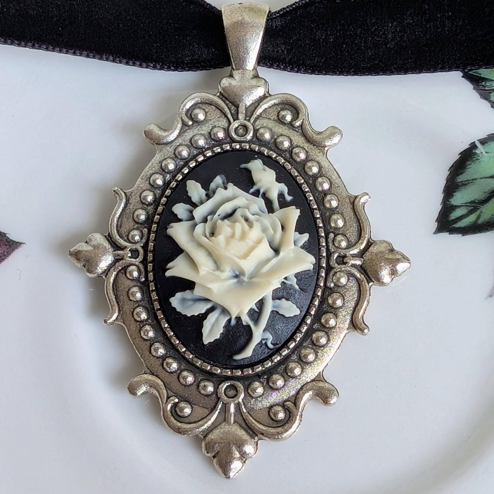 Ivory on Black Rose Cameo Choker Necklace – Gothic Velvet Ribbon Choker with Vintage Style Pendant
