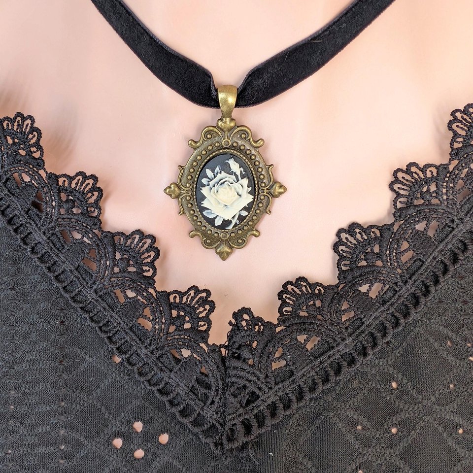 Ivory on Black Rose Cameo Choker Necklace – Gothic Velvet Ribbon Choker with Vintage Style Pendant