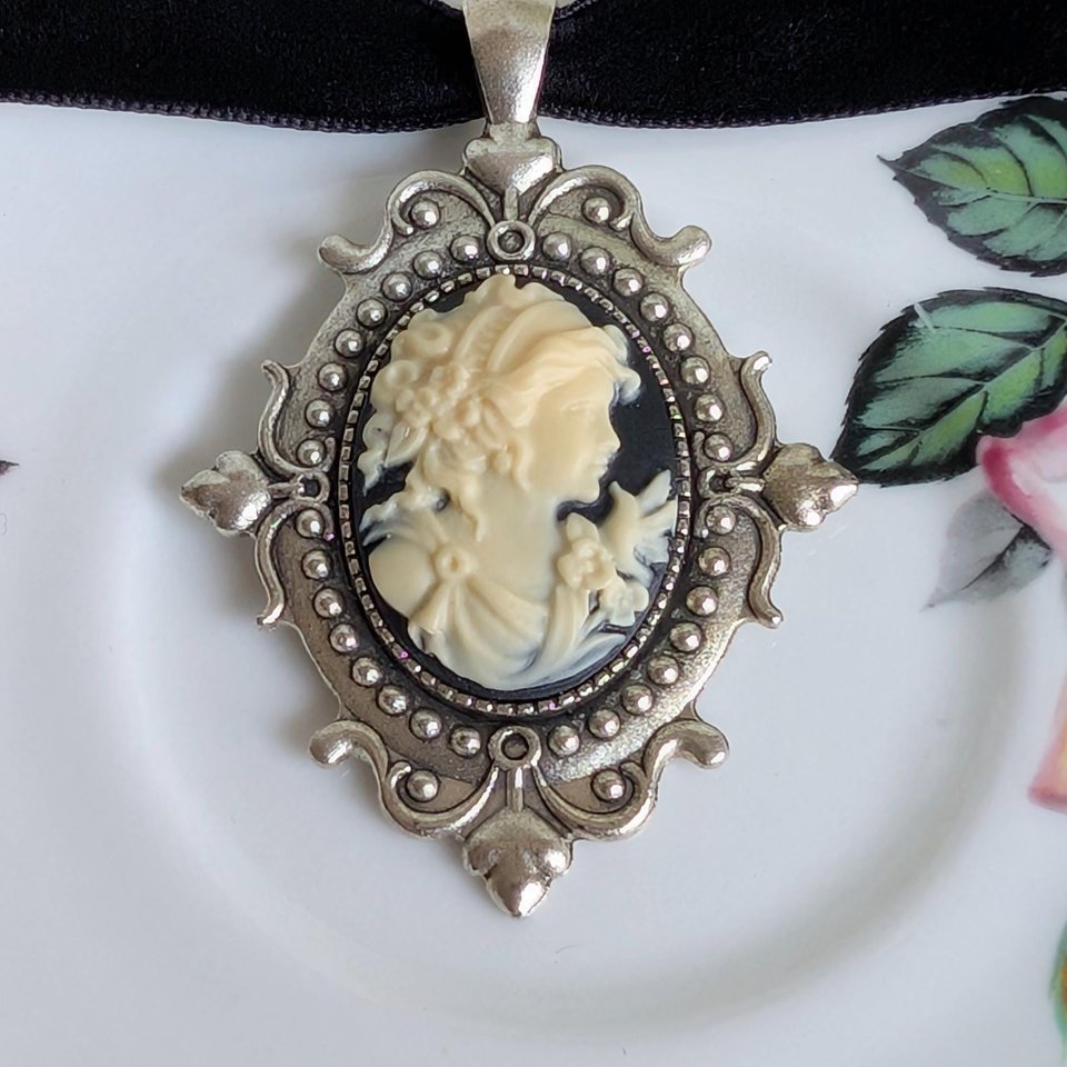 Gothic Cameo Choker Necklace – Vintage Setting on Black Velvet Ribbon