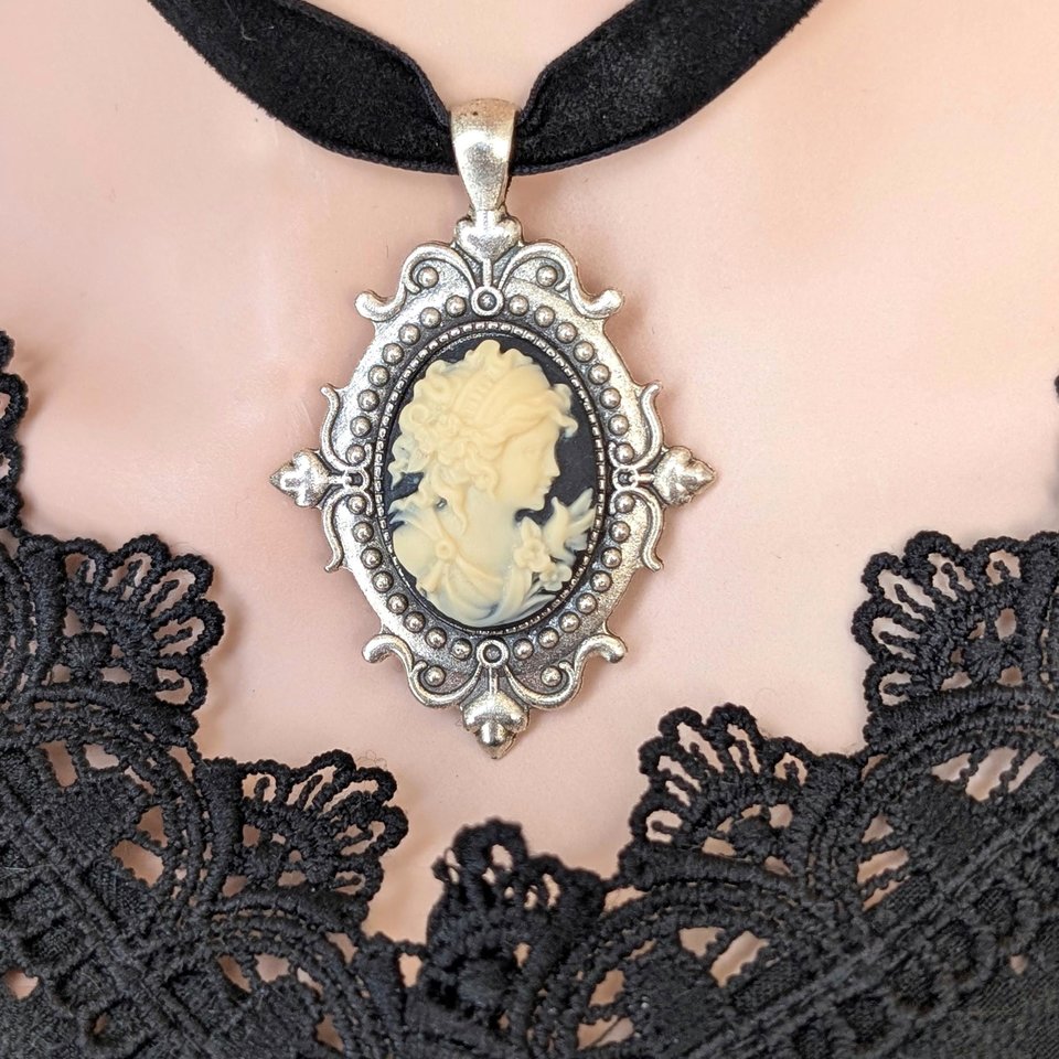 Gothic Cameo Choker Necklace – Vintage Setting on Black Velvet Ribbon