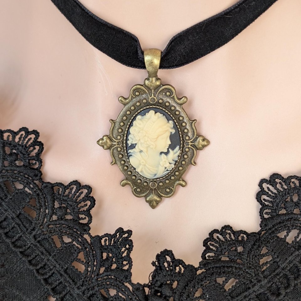 Gothic Cameo Choker Necklace – Vintage Setting on Black Velvet Ribbon