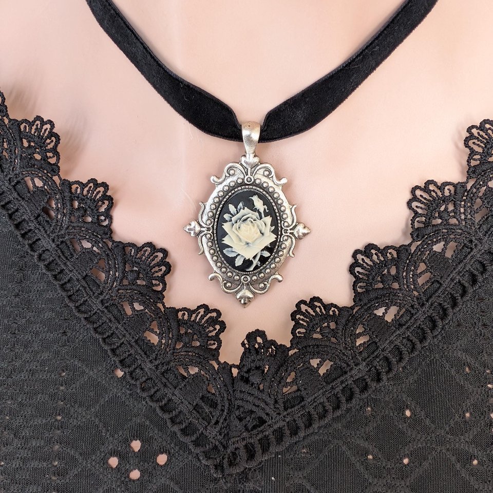 Ivory on Black Rose Cameo Choker Necklace – Gothic Velvet Ribbon Choker with Vintage Style Pendant