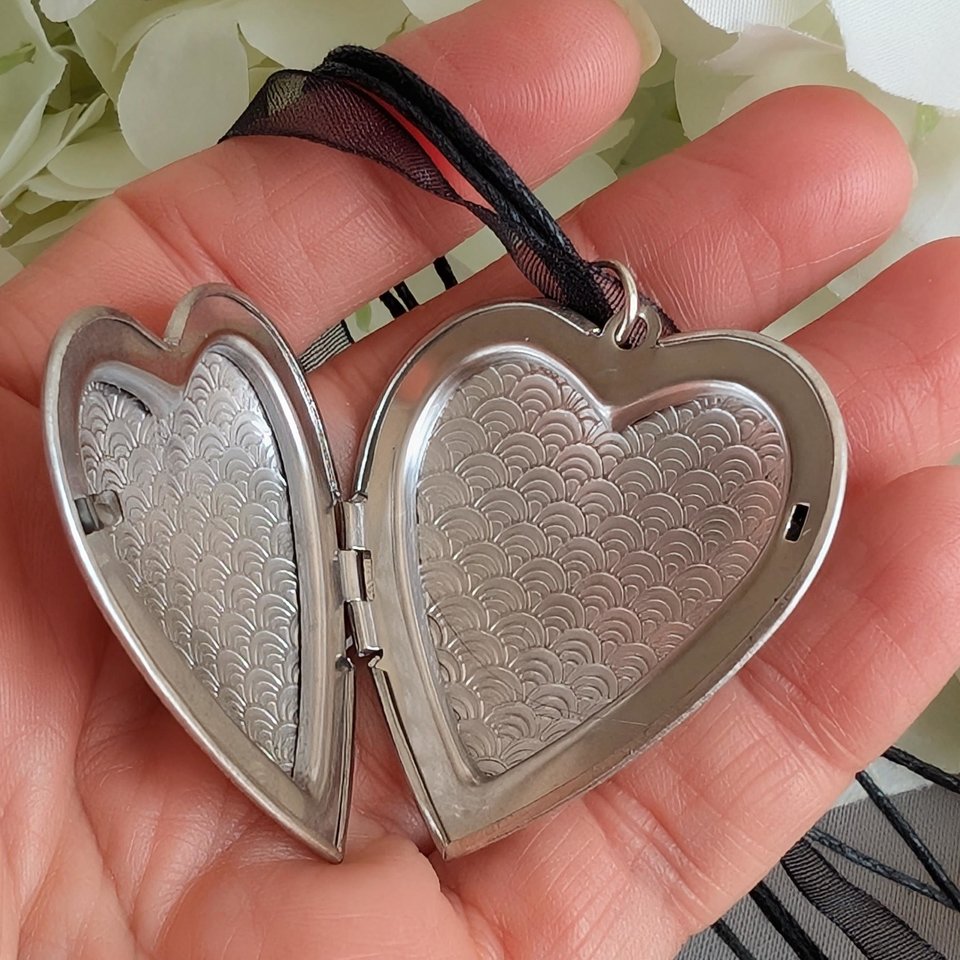 Silver Puffy Heart Locket Choker with Velvet Ribbon, Pendant Necklace with Engraved Arch Pattern, Valentine's Gift for Her