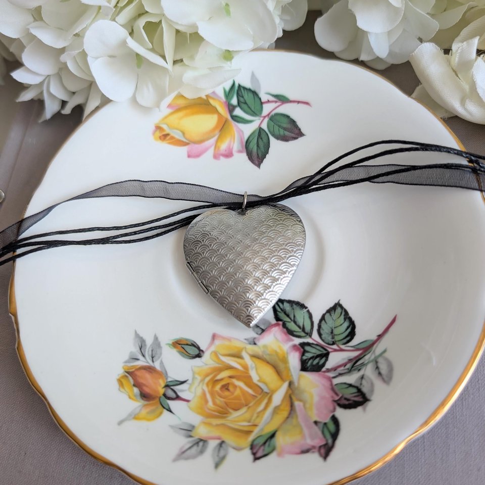 Silver Puffy Heart Locket Choker with Velvet Ribbon, Pendant Necklace with Engraved Arch Pattern, Valentine's Gift for Her