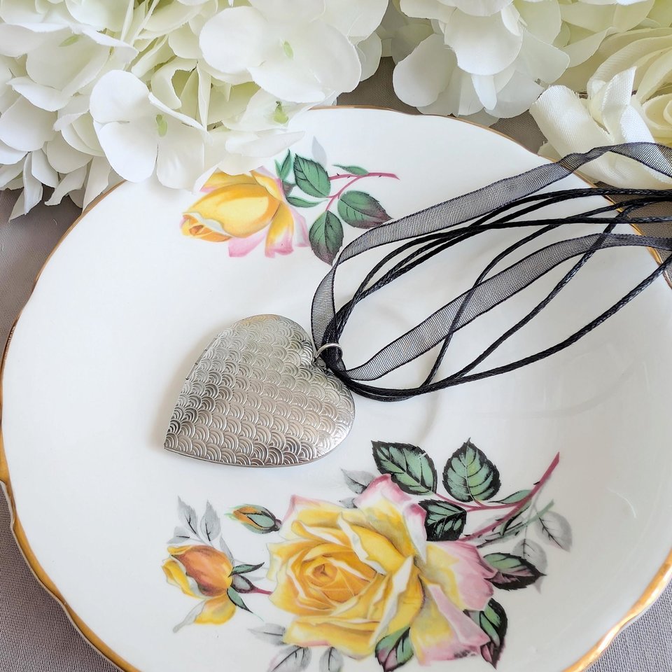 Silver Puffy Heart Locket Choker with Velvet Ribbon, Pendant Necklace with Engraved Arch Pattern, Valentine's Gift for Her