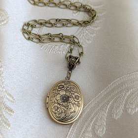 Oval Locket Necklace, Vintage Style Floral Embossed Locket, Chunky Chain Necklace, Wife Keepsake Jewelry Gift for Her Anniversary