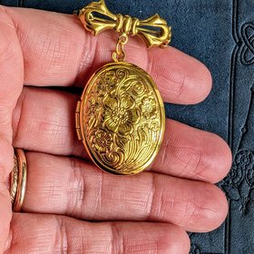 Gold Plated Oval Locket Brooch, Bridal Bouquet Charm, Embossed Floral Locket, Vintage Style, Wedding Memory Pin, Bride Wedding Gift