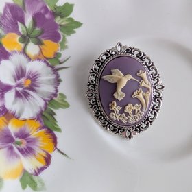 Hummingbird Cameo Brooch: Lacy Silvertone Vintage Style Pin